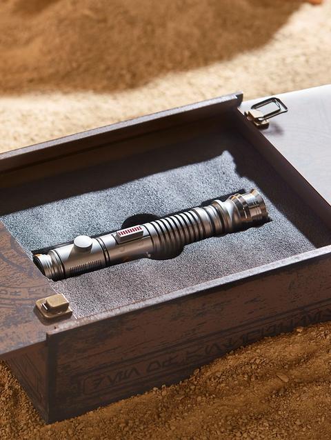 The Hilt of a Jedi Ki-Adi-Mundi LIGHTSABER Hilt Set – Star Wars: Galaxy's Edge – Limited Edition